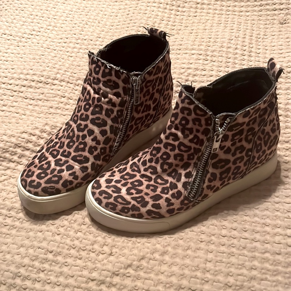 Soda brand wedge with zipper on side